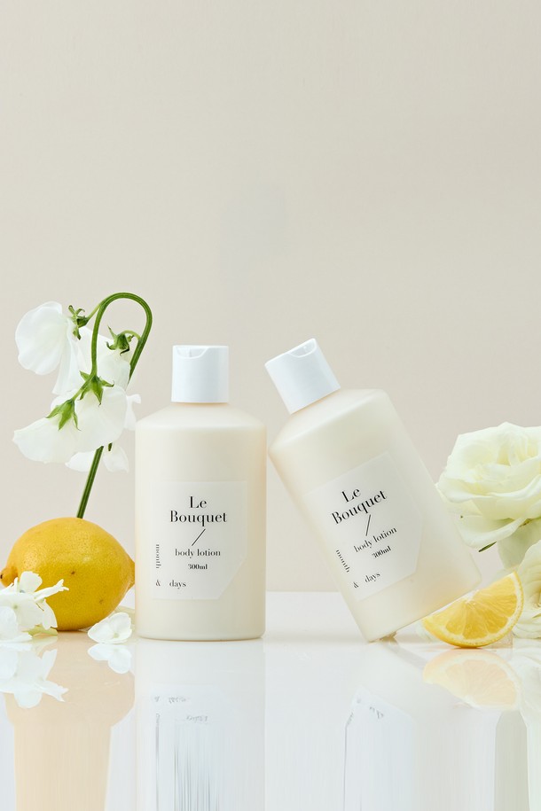 먼스앤데이즈 퍼퓸케어 바디로션 르부케 플로럴향 300ml 2개 세트입니다. 은은한 플로럴 향이 돋보이는 로션 타입의 바디로션으로, 보습 기능이 있어 일상생활에서 피부를 촉촉하게 가꿀 수 있습니다. 퍼퓸케어 기능으로 향수를 뿌린 듯 오래도록 향긋함을 유지해 줍니다. 300ml 용량 2개로 구성되어 넉넉하게 사용할 수 있으며, 선물용으로도 좋습니다. 화이트 컬러의 깔끔한 디자인으로 욕실이나 침실 어디에 두어도 잘 어울립니다.
