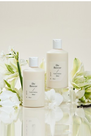 [1+1] 먼스앤데이즈 퍼퓸케어 바디로션 디 브리즈 클린솝향 300ml 2개