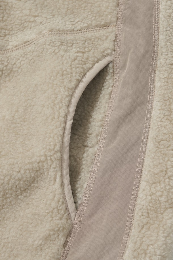 WELTER EXPERIMENT - 베스트 - CHEST HOLEPOCKET FLEECE VEST_CREAM_WOL049