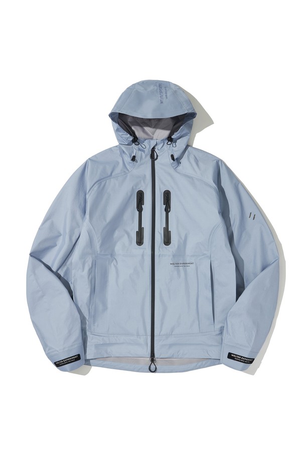 3레이어 리플렉티브 스티치 재킷_라이트 블루_WOL057는 아웃도어 활동과 일상에서 모두 활용 가능한 공용 재킷입니다. 봄, 가을 계절에 적합하며, 얇은 두께감으로 편안한 착용감을 제공합니다. 3레이어 원단, 방수 10,000mm, 투습 10,000g/m2/24hr 기능으로 쾌적함을 유지하며, 심실링 테이프, 조절 가능한 후드, 벤틸레이션 지퍼 등의 디테일이 돋보입니다. 재귀반사 디테일과 레귤러핏 디자인은 스포티하고 아웃도어 스타일을 완성합니다. 등산, 여행, 가을 나들이룩에 완벽하게 어울리는 고프코어, 스포티, 캐주얼 스타일의 재킷입니다.

