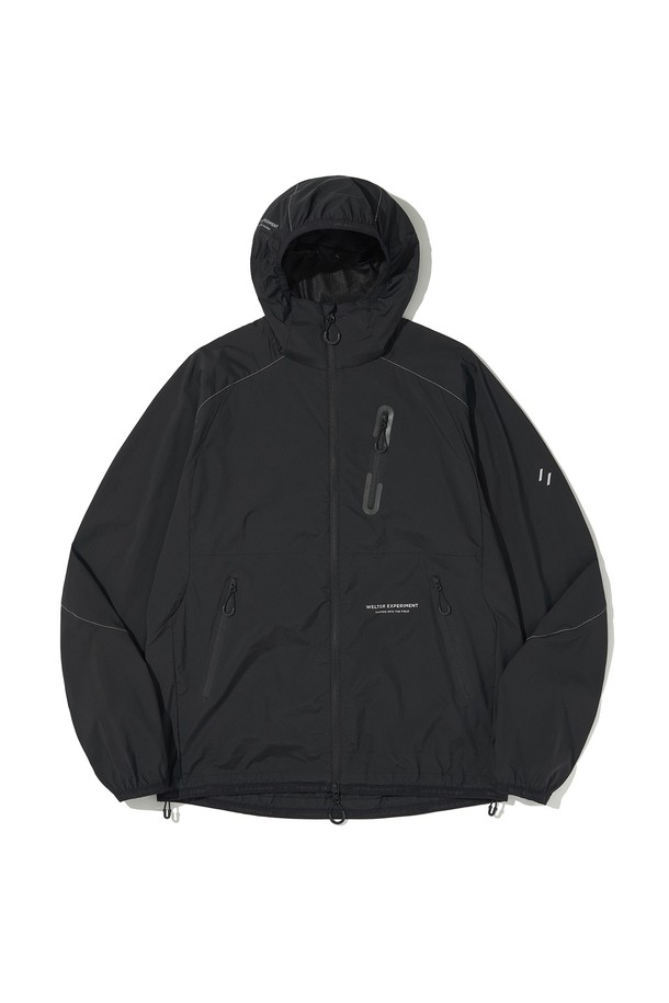 LIGHT PACKABLE WINDBREAKER_BLACK_WOL058 (라이트 패커블 윈드브레이커_블랙_WOL058)는 러닝과 하이킹에 적합한 남녀 공용 윈드브레이커입니다. 가볍고 신축성이 뛰어나 활동성을 높이며, 봄, 가을 시즌에 착용하기 좋습니다. 무지 블랙 컬러에 레귤러 핏, 집업 스타일로 제작되었으며, 2-way 조절 후드, 밑단 스트링, 소매 밴드, 가슴 포켓, 재귀반사 디테일 등의 특징을 갖췄습니다. 특히 경량 소재와 재귀반사 기능이 있어 러닝룩, 등산룩, 가을 나들이룩 등 다양한 TPO에 활용 가능하며, 스포티, 캐주얼, 고프코어 스타일을 연출할 수 있습니다.
