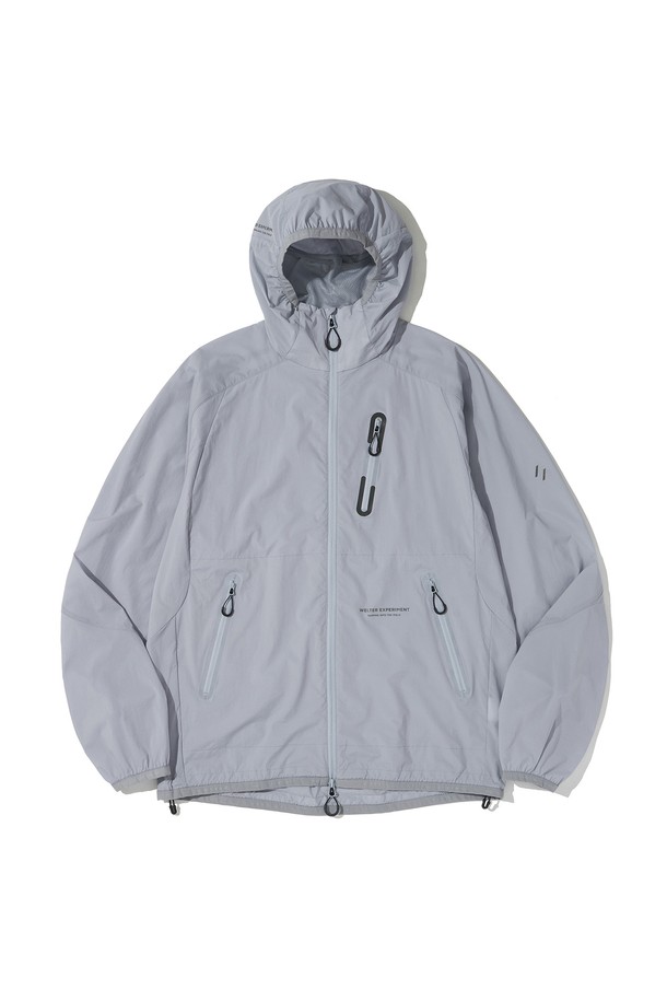 **LIGHT PACKABLE WINDBREAKER_LIGHT BLUE_WOL060**

가볍고 시원한 착용감의 라이트 블루 컬러 윈드브레이커입니다. 봄, 여름 시즌 러닝과 하이킹에 적합하며, 스포티, 캐주얼, 고프코어 스타일을 연출할 수 있습니다. 방풍 기능과 신축성을 갖춘 나일론 소재로 제작되어 활동성을 높였습니다. 경량 디자인에 재귀반사 디테일을 더해 안전성을 강화했으며, 조절 가능한 후드와 밑단, 가슴 포켓이 실용성을 더합니다. 러닝룩, 여행룩에 활용하기 좋은 아이템입니다.
