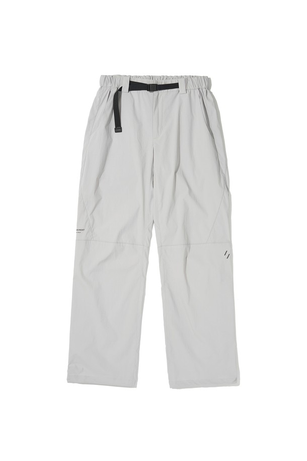 HIKE REFLECTIVE STITCH PANTS_LIGHT GRAY_WPL036 (하이크 리플렉티브 스티치 팬츠_라이트 그레이_WPL036)는 하이킹 및 아웃도어 활동에 적합한 남녀 공용 하이킹 팬츠입니다. 봄, 여름, 가을 계절에 착용하기 좋으며, 라이트 그레이 색상의 무지 디자인에 레귤러핏으로 스포티한 스타일을 연출합니다. 나일론과 스판덱스 혼방 소재로 제작되어 얇고 부드러운 촉감을 제공하며, 신축성이 뛰어나 활동성을 높입니다. 방수, 통기, 재귀반사 기능을 갖추어 기능성을 더했으며, 2-way 조절 허리밴드, 밑단 스트링, 벤틸레이션 지퍼, 재귀반사 실 디테일 및 로고로 세련된 디자인을 완성했습니다. 등산룩, 캠핑룩, 가을 나들이룩 등 다양한 TPO에 맞춰 캐주얼하고 고프코어 스타일을 연출할 수 있습니다.
