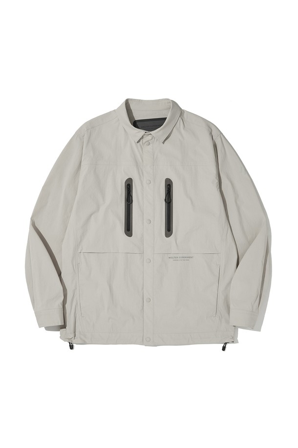 REFLECTIVE POCKET SHIRT JACKET_LIGHT GRAY_WCL016 셔츠 재킷은 아웃도어, 하이킹, 일상 등 다양한 용도로 활용하기 좋은 제품입니다. 라이트 그레이 컬러의 무지 디자인으로 스포티하면서도 캐주얼한 스타일을 연출합니다. 레귤러핏에 긴 소매 기장으로 제작되었으며, 얇은 두께의 나일론 소재를 사용하여 가볍고 편안한 착용감을 제공합니다. 지퍼 입체 포켓과 밑단/소매 사용자 조절 기능, 경량 스냅을 적용하여 실용성을 높였습니다. 스트레치, 재귀반사, 방수 기능을 갖춰 등산룩, 여행룩, 산책룩 등 다채로운 TPO에 활용 가능합니다.
