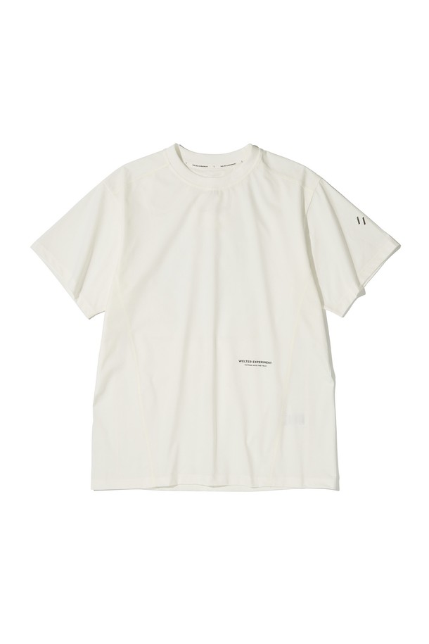 ERIE 티셔츠_오프 화이트_WDT015는 여름 시즌, 일상 및 하이킹 활동에 적합한 공용 티셔츠입니다. 얇은 두께감의 폴리에스테르 소재로 제작되어 흡습, 속건, 냉감 기능을 제공하며, 쿨링 원단을 사용하여 시원한 착용감을 선사합니다. 무지 디자인에 레귤러핏과 라운드넥으로 베이직하면서도 스포티한 스타일을 연출하며, 물결 모양 옆라인과 로고 재귀반사 필름 처리가 특징입니다. 산책룩, 휴가룩, 러닝룩 등 다양한 TPO에 활용 가능하며, 스포티, 미니멀, 캐주얼 스타일을 즐기는 분들께 추천합니다. 반소매 기장의 레귤러핏 티셔츠입니다.
