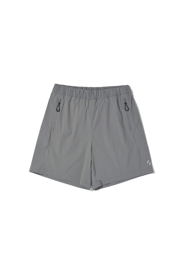 HURON 하이크 쇼츠_차콜_WSP008은 하이킹 및 일상용으로 적합한 남녀 공용 숏팬츠입니다. 얇고 가벼운 나일론 소재로 제작되어 여름철에도 시원하게 착용할 수 있으며, 레귤러핏으로 편안한 착용감을 제공합니다. 흡습, 속건 기능과 신축성, 재귀반사 디테일이 더해져 활동성을 높였습니다. 2-way 조절 시스템 허리밴드와 후면 히든 지퍼 포켓, 활동성을 높인 입체 패턴 디자인으로 실용성을 더했습니다. 스포티, 미니멀, 캐주얼 스타일을 연출하여 여행, 휴가, 산책 등 다양한 TPO에 활용하기 좋습니다.
