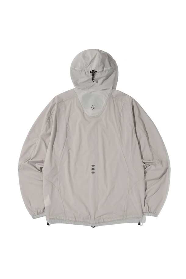 라이트 팩커블 윈드브레이커_라이트 그레이_WOL059는 러닝과 하이킹에 적합한 남녀 공용 윈드브레이커입니다. 라이트 그레이 색상의 무지 디자인으로 스포티한 스타일을 연출하며, 봄, 여름철에 가볍게 착용하기 좋습니다. 레귤러핏, 레귤러 기장으로 편안한 착용감을 선사하며, 집업 방식으로 간편하게 입고 벗을 수 있습니다. 나일론 소재로 제작되어 얇고 가벼우며, 2-way 조절 후드, 밑단 스트링, 소매 밴드, 가슴 포켓, 재귀반사 디테일 등 다양한 기능성을 갖췄습니다. 경량, 신축성, 재귀반사 기능으로 러닝룩, 등산룩, 봄 소풍룩 등 다양한 TPO에 활용할 수 있습니다.
