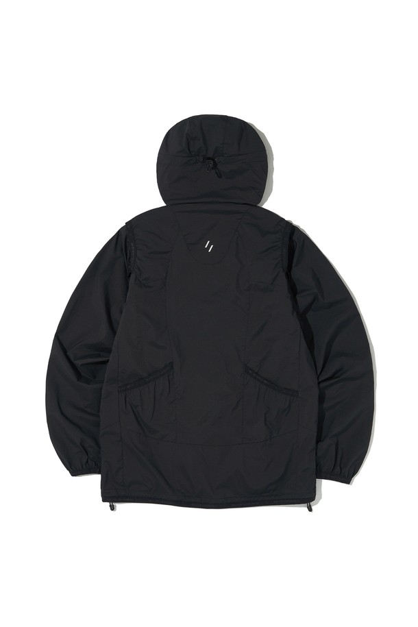 디테처블 라이트 윈드브레이커_블랙_WOL061은 아웃도어, 하이킹, 일상에서 활용 가능한 공용 윈드브레이커입니다. 블랙 컬러의 무지 디자인으로 스포티하면서도 캐주얼한 스타일을 연출합니다. 가볍고 부드러운 나일론 소재로 제작되어 여름철에도 쾌적하게 착용 가능하며, 탈부착 소매, 후드 조절, 밑단 스트링, 소매 밴드 등의 디테일과 방풍, 통기성, 스트레치, 경량, 재귀반사 기능으로 활동성을 더했습니다. 여행룩, 등산룩, 여름 바캉스룩 등 다양한 TPO에 맞춰 스포티, 캐주얼, 고프코어 스타일을 즐겨보세요.
