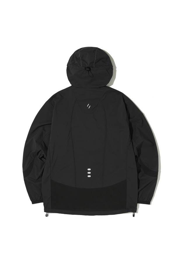 UL 스트레치 소프트쉘 재킷(블랙)은 하이킹이나 일상에서 가볍게 걸치기 좋은 윈드브레이커입니다. 봄, 가을에 적합하며, 부드러운 촉감의 나일론 소재로 제작되어 편안한 착용감을 선사합니다. 레귤러핏으로 제작되었으며, 후드 조절, 밑단 스트링, 소매 밴드, 재귀반사 필름 등의 디테일이 돋보입니다. 경량, 방풍, 스트레치 기능과 재귀반사 기능을 갖춰 활동성과 안전성을 모두 잡았습니다. 스포티, 캐주얼, 고프코어 스타일을 즐기는 분들께 산책룩, 등산룩, 가을 나들이룩으로 추천합니다.
