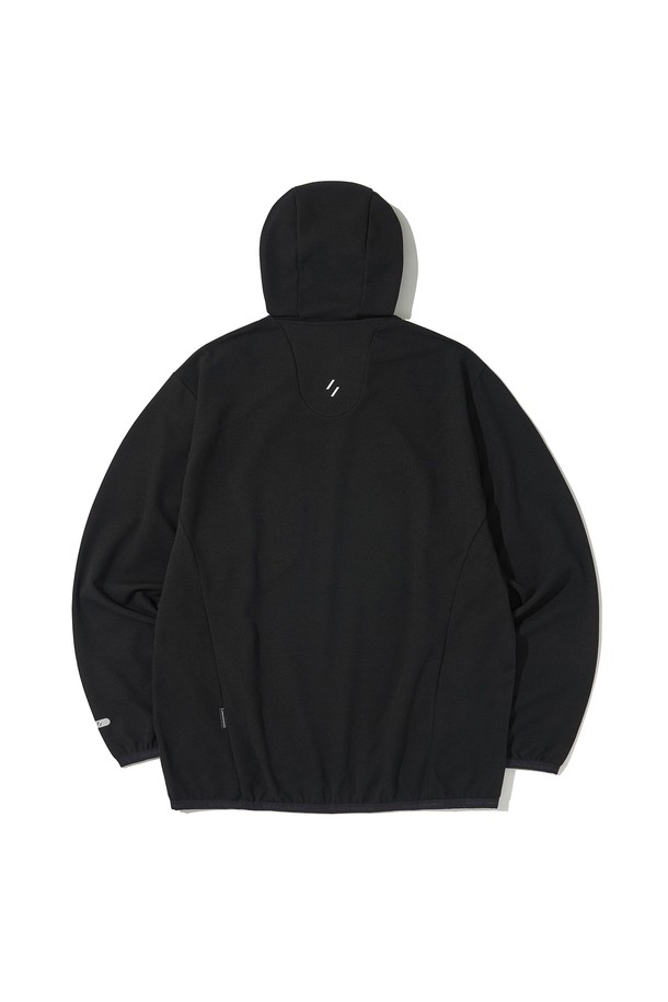 스트레치 와플 풀오버_블랙_WOL087 은 하이킹, 일상 등 다양한 활동에 적합한 공용 후드 집업입니다. 가을, 겨울 시즌에 어울리는 두꺼운 두께감과 부드러운 촉감의 나일론 소재로 제작되어 보온성과 편안함을 제공합니다. 레귤러핏에 집업 여밈 방식, 무지 패턴으로 스포티, 캐주얼, 미니멀한 스타일을 연출하며, 2-way 밑단 스트링, 소매 밴드, 나일론 지퍼, 지퍼 포켓, 히든 지퍼 포켓 등 다양한 디테일이 돋보입니다. 흡습, 속건, 스트레치, 방풍, 재귀반사 기능이 있어 등산룩, 겨울 데일리룩, 여행룩 등 TPO에 맞춰 활용하기 좋습니다.
