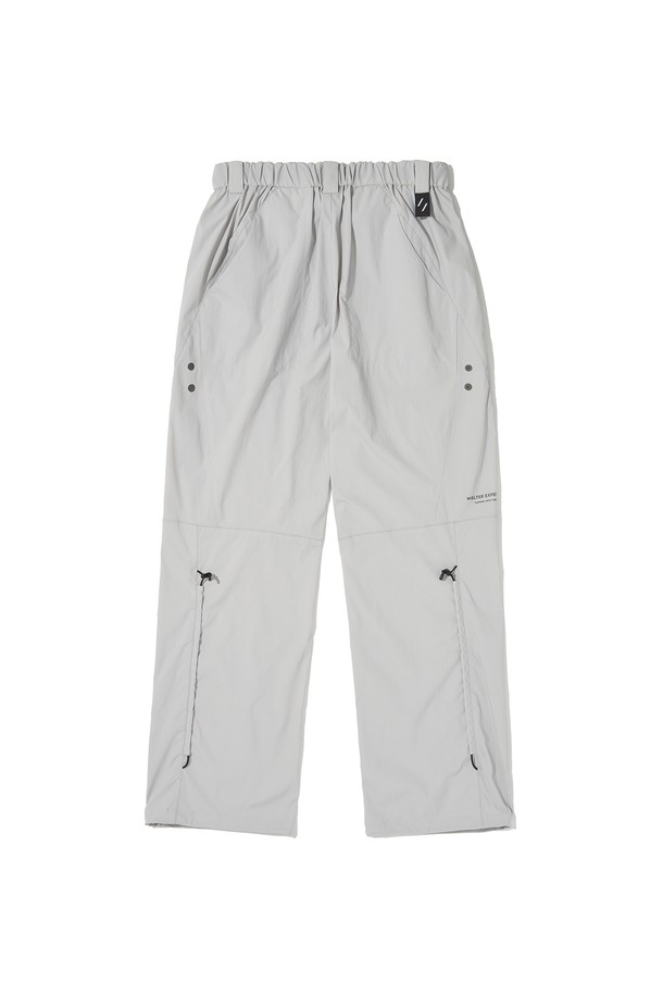 HIKE REFLECTIVE STITCH PANTS_LIGHT GRAY_WPL036 (하이크 리플렉티브 스티치 팬츠_라이트 그레이_WPL036)는 하이킹 및 아웃도어 활동에 적합한 남녀 공용 하이킹 팬츠입니다. 봄, 여름, 가을 계절에 착용하기 좋으며, 라이트 그레이 색상의 무지 디자인에 레귤러핏으로 스포티한 스타일을 연출합니다. 나일론과 스판덱스 혼방 소재로 제작되어 얇고 부드러운 촉감을 제공하며, 신축성이 뛰어나 활동성을 높입니다. 방수, 통기, 재귀반사 기능을 갖추어 기능성을 더했으며, 2-way 조절 허리밴드, 밑단 스트링, 벤틸레이션 지퍼, 재귀반사 실 디테일 및 로고로 세련된 디자인을 완성했습니다. 등산룩, 캠핑룩, 가을 나들이룩 등 다양한 TPO에 맞춰 캐주얼하고 고프코어 스타일을 연출할 수 있습니다.
