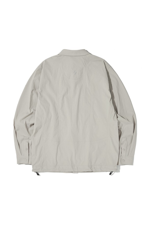 REFLECTIVE POCKET SHIRT JACKET_LIGHT GRAY_WCL016 셔츠 재킷은 아웃도어, 하이킹, 일상 등 다양한 용도로 활용하기 좋은 제품입니다. 라이트 그레이 컬러의 무지 디자인으로 스포티하면서도 캐주얼한 스타일을 연출합니다. 레귤러핏에 긴 소매 기장으로 제작되었으며, 얇은 두께의 나일론 소재를 사용하여 가볍고 편안한 착용감을 제공합니다. 지퍼 입체 포켓과 밑단/소매 사용자 조절 기능, 경량 스냅을 적용하여 실용성을 높였습니다. 스트레치, 재귀반사, 방수 기능을 갖춰 등산룩, 여행룩, 산책룩 등 다채로운 TPO에 활용 가능합니다.
