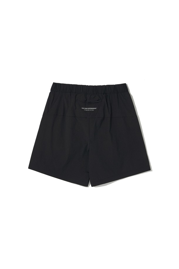 HURON HIKE 쇼츠_블랙_WSP007은 하이킹과 산행에 적합한 스포티한 스타일의 숏 기장 바지입니다. 흡습, 속건, 스트레치 기능을 갖춘 나일론 소재로 제작되어 여름철 쾌적한 착용감을 제공합니다. 물결 패턴과 밴딩 처리된 허리로 활동성을 높였으며, 2-way 조절 허리밴드와 후면 히든 지퍼 포켓이 실용성을 더합니다. 등산룩, 휴가룩, 캠핑룩 등 다양한 TPO에 활용할 수 있습니다.
