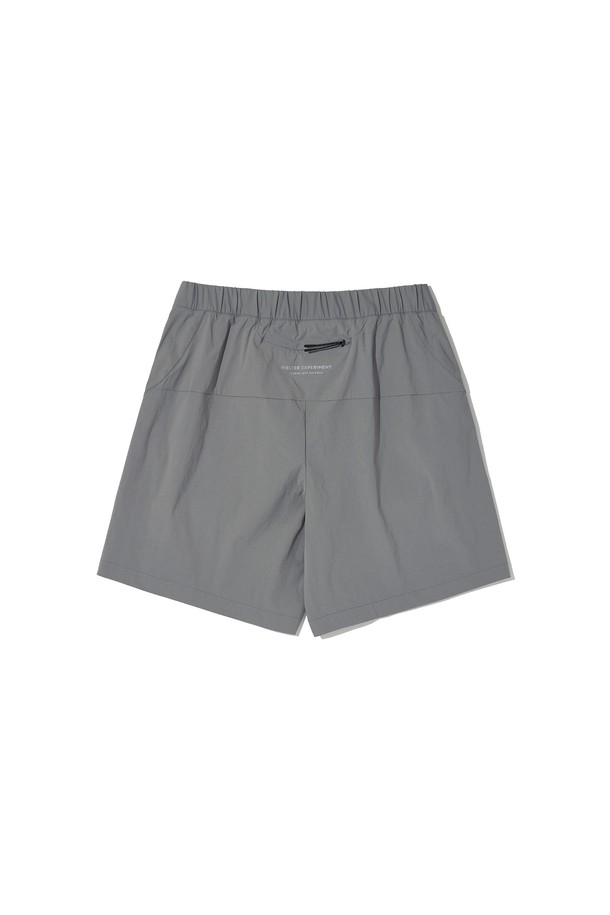 HURON 하이크 쇼츠_차콜_WSP008은 하이킹 및 일상용으로 적합한 남녀 공용 숏팬츠입니다. 얇고 가벼운 나일론 소재로 제작되어 여름철에도 시원하게 착용할 수 있으며, 레귤러핏으로 편안한 착용감을 제공합니다. 흡습, 속건 기능과 신축성, 재귀반사 디테일이 더해져 활동성을 높였습니다. 2-way 조절 시스템 허리밴드와 후면 히든 지퍼 포켓, 활동성을 높인 입체 패턴 디자인으로 실용성을 더했습니다. 스포티, 미니멀, 캐주얼 스타일을 연출하여 여행, 휴가, 산책 등 다양한 TPO에 활용하기 좋습니다.
