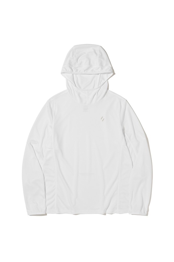 브리사 풀오버 후디_화이트는 남녀 공용으로, 스포츠 및 일상에서 모두 활용 가능한 후드티셔츠입니다. 가볍고 시원한 착용감을 제공하는 얇은 두께의 폴리에스테르 소재로 제작되었으며, UV 차단, 속건, 냉감 기능을 갖춰 쾌적함을 유지합니다. 에어로울 기능성 소재와 심리스 커팅 기법, 소매단 손구멍, 겨드랑이 및 후드 뒷면 통기성 디테일이 특징입니다. 스포티, 캐주얼, 미니멀한 스타일을 연출하며, 피트니스룩과 러닝룩에 적합합니다.
