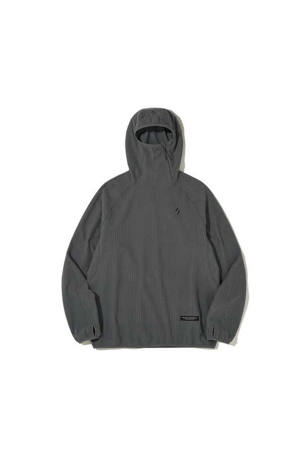 CALORA 플리스 후드 풀오버_차콜은 일상과 아웃도어 활동에 적합한 남녀 공용 후드 풀오버입니다. 봄, 가을, 겨울 계절에 착용하기 좋으며, 캐주얼 및 스포티한 스타일을 연출할 수 있습니다. 부드러운 촉감의 플리스 안감과 중간 두께감으로 보온성과 통기성을 동시에 갖췄습니다. 3D 자카드 구조, 양면 브러쉬드 플리스, 사이드 지퍼 디테일, 손가락 홀 커프스, 겨드랑이 무셋 디테일, 반사 지퍼 풀러, YKK 지퍼, 앞면 후드 자수 등의 특징을 가지고 있습니다. 등산룩, 캠핑룩, 겨울 데일리룩, 고프코어 스타일을 즐기는 분들께 추천합니다.
