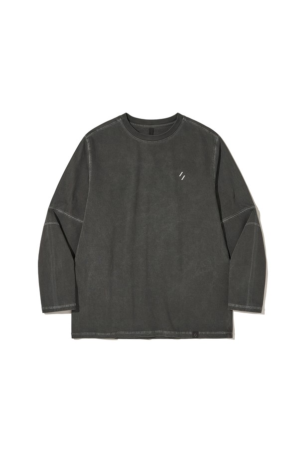 차콜 컬러의 OVERDYED TRAIL STITCH 롱 슬리브 티셔츠입니다. 부드러운 면 소재로 제작되었으며, 피그먼트 염색과 바이오워싱 처리로 빈티지하면서도 세련된 스타일을 연출합니다. 앞뒤 로고 프린트와 3-니들 5-스레드 커버스티치 디테일이 특징이며, 255gsm의 중량감으로 겨울 데일리룩에 적합합니다. 긴 소매 기장과 레귤러 핏으로 캐주얼, 클래식, 미니멀 룩을 즐길 수 있습니다. 내구성이 뛰어난 컬러감으로 오랫동안 착용할 수 있습니다.
