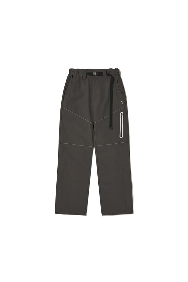 VENT HIKE+ PANTS_CHARCOAL (벤트 하이크 플러스 팬츠_차콜)는 하이킹, 등산, 일상에서 폭넓게 활용 가능한 공용 등산 바지입니다. 차콜 블랙 컬러의 무지 디자인으로, 스포티한 스타일을 연출하며, 간절기 및 겨울철에 적합합니다. 나일론과 폴리우레탄 혼방의 두꺼운 소재에 기모 안감을 더해 부드러운 촉감을 제공하며, 레귤러핏으로 편안한 착용감을 선사합니다. 방수, 통기, 보온 기능을 갖췄으며, 벤틸레이션 트임, 드로우스트링, 재귀반사 디테일 (프린트, 스티치, 지퍼)을 더해 기능성과 안전성을 높였습니다. 겨울 데일리룩, 캠핑룩 등 다양한 TPO (Time, Place, Occasion)에 맞춰 스포티, 고프코어, 캐주얼 스타일을 완성할 수 있습니다.
