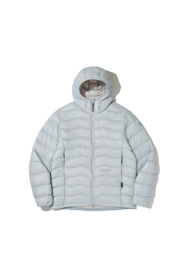 THERMOTRAIL LIGHTWEIGHT PERTEX DOWN 재킷_스카이 블루는 아웃도어 및 일상 활동에 적합한 남녀 공용 다운 재킷입니다. 스카이 블루, 블랙, 라이트 그레이 세 가지 색상으로 출시되었으며, 2-way 지퍼 여밈 방식과 레귤러핏으로 편안한 착용감을 제공합니다. 방수, 방풍 기능을 갖춘 경량 제품으로, 700FP 덕다운 충전재와 3M 리플렉티브 디테일이 특징입니다. 후드 스트링, 지퍼 포켓, 수납용 파우치를 포함하여 실용성을 높였으며, 여행룩과 스포티, 캐주얼, 미니멀 스타일을 모두 소화할 수 있습니다. 환절기 및 겨울철에 적합한 두꺼운 두께감의 긴소매 재킷입니다.
