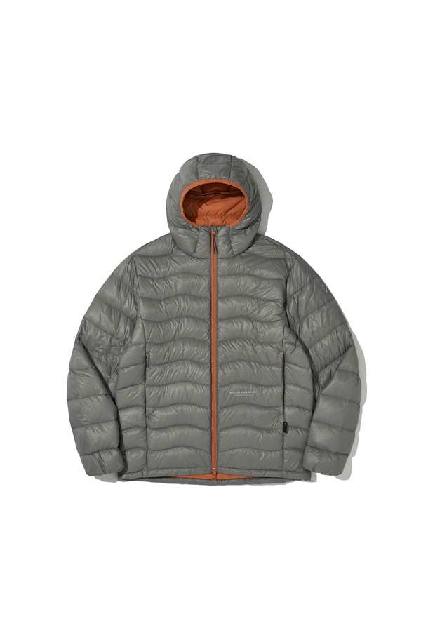 THERMOTRAIL LIGHTWEIGHT PERTEX DOWN 재킷_그레이는 남녀 모두 착용 가능한 다운자켓입니다. 뛰어난 방수, 방풍 기능을 제공하며, 700FP 덕다운 충전재와 PERTEX QUANTUM 원단을 사용하여 보온성과 가벼움을 동시에 잡았습니다. 간절기부터 겨울까지 폭넓게 활용 가능하며, 하이킹, 일상, 아웃도어 활동에 적합합니다. 3M 리플렉티브 스트링, 투웨이 지퍼, YKK 지퍼, 후드 등의 디테일로 기능성과 스타일을 모두 갖춘 레귤러핏의 다운 재킷입니다. 스포티, 캐주얼, 고프코어 스타일을 연출할 수 있습니다.
