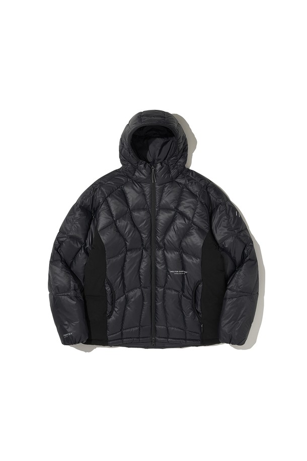 AIRQUILT (에어퀼트) 미드웨이트 PERTEX (퍼텍스) 다운 재킷_블랙은 등산, 아웃도어, 일상생활에서 활용하기 좋은 남녀 공용 다운 재킷입니다. 미니멀하고 스포티한 스타일로, 가을과 겨울에 따뜻하게 착용할 수 있습니다. PERTEX QUANTUM (퍼텍스 퀀텀) 리사이클 나일론 소재를 사용하여 방수, 방풍 기능을 갖췄으며, 700FP 덕다운 충전재로 보온성을 높였습니다. 퀄팅 디자인과 레귤러핏으로 제작되었으며, YKK 지퍼, 투웨이 지퍼, 3M 반사 스트링 후드 및 밑단 디테일로 기능성과 디자인을 모두 잡았습니다.
