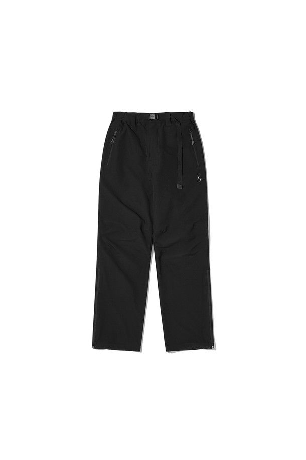 KINETIC HIKE+ PANTS_BLACK (키네틱 하이크 플러스 팬츠_블랙)는 하이킹과 등산에 적합한 남녀 공용 등산 바지입니다. 봄, 가을, 겨울 계절에 착용 가능하며, 스포티한 스타일을 연출합니다. 블랙 및 그레이 색상으로 출시되었으며, 나일론과 폴리우레탄 혼방 소재로 제작되어 부드러운 촉감을 선사합니다. 레귤러 핏의 긴 기장 바지로, 안감은 플리스, 허리 밴딩 및 사이즈 조절 기능이 있습니다. 양쪽 지퍼 포켓, 밑단 통풍구, 무릎 다트 디테일, YKK 지퍼, 3M 반사 스트링, 반사 프린트, 로고 반사 프린트 등의 디테일이 돋보입니다.
