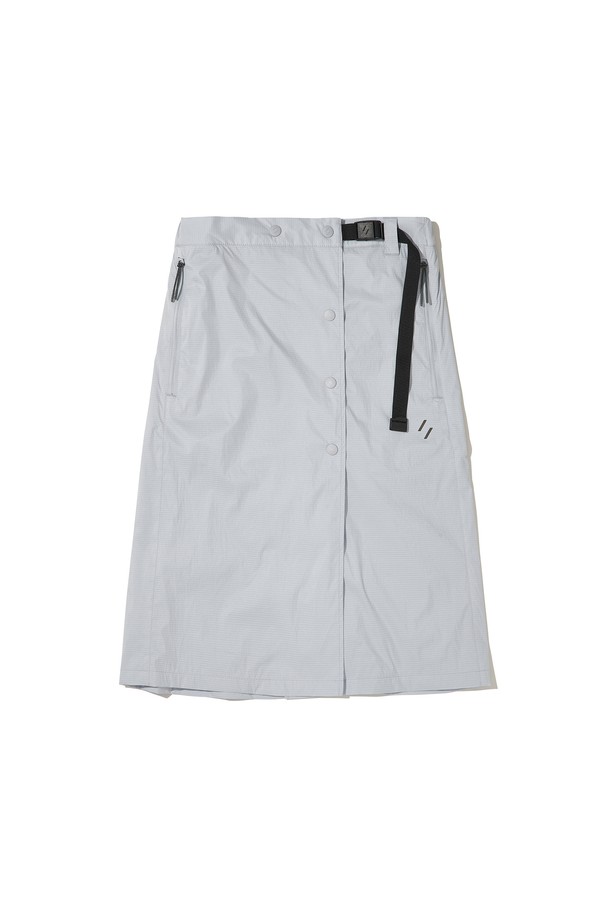 VENTHRA HIKE SKIRT_스카이 블루는 여성용 하이킹 스커트로, 스포티하고 캐주얼한 스타일을 연출합니다. 봄, 여름, 가을, 겨울 사계절 모두 착용 가능하며, 방풍, 방수, 경량, 발수 기능을 갖춰 아웃도어 활동에 적합합니다. 나일론과 폴리에스테르 혼방 소재로 제작되어 뻣뻣한 촉감을 주며, A라인 핏으로 편안함을 더합니다. YKK 지퍼, 리플렉티브 로고 및 지퍼 풀러, 버클과 버튼 잠금장치, 사이드 지퍼 포켓, 조절 가능한 허리 사이즈, 메쉬 안감 등 다양한 기능성 디테일이 돋보입니다. 등산, 백패킹, 일상, 여행 등 다양한 TPO에 활용할 수 있는 실용적인 아이템입니다.
