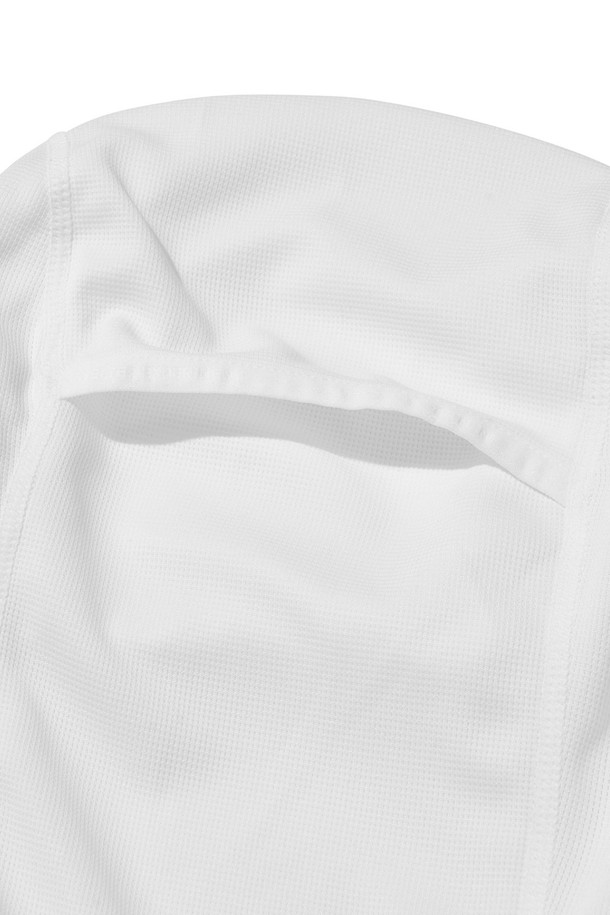 브리사 풀오버 후디_화이트는 남녀 공용으로, 스포츠 및 일상에서 모두 활용 가능한 후드티셔츠입니다. 가볍고 시원한 착용감을 제공하는 얇은 두께의 폴리에스테르 소재로 제작되었으며, UV 차단, 속건, 냉감 기능을 갖춰 쾌적함을 유지합니다. 에어로울 기능성 소재와 심리스 커팅 기법, 소매단 손구멍, 겨드랑이 및 후드 뒷면 통기성 디테일이 특징입니다. 스포티, 캐주얼, 미니멀한 스타일을 연출하며, 피트니스룩과 러닝룩에 적합합니다.
