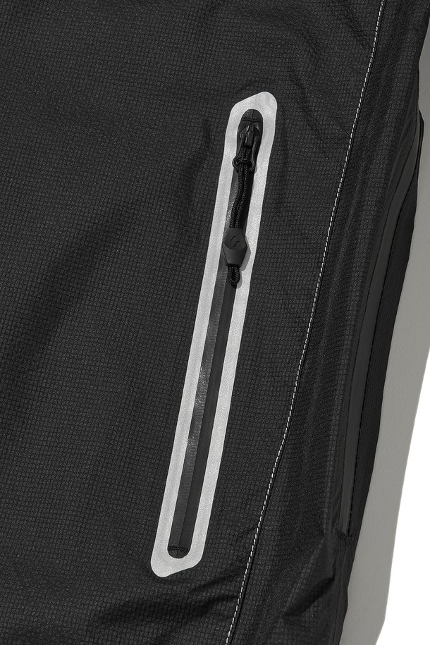 VETRA (베트라) 윈드브레이커 재킷_블랙은 등산, 아웃도어 활동은 물론 일상에서도 활용하기 좋은 공용 윈드브레이커입니다. 봄, 여름, 가을 세 계절에 걸쳐 착용 가능하며, 얇고 가벼운 나일론 소재로 제작되어 편안한 착용감을 제공합니다. 방수, 방풍 기능을 갖춰 변덕스러운 날씨에도 쾌적하게 활동할 수 있으며, 통기 기능으로 땀을 빠르게 배출합니다. 후드 드로우스트링, 밑단 드로우스트링, 겨드랑이 벤틸레이션, 방수 지퍼, 지퍼 포켓 등의 디테일로 기능성을 더했으며, 스포티, 고프코어, 캐주얼 스타일을 연출할 수 있습니다. 재귀반사 기능으로 야간 활동 시 안전성을 확보했습니다.
