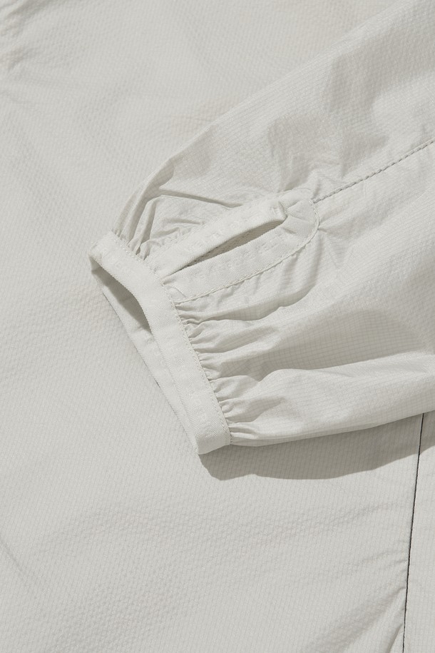 SYLPHID (실피드) 통기성 윈드브레이커 재킷_라이트 그레이는 등산과 일상에서 활용하기 좋은 공용 윈드브레이커입니다. 봄, 여름, 가을 세 계절에 걸쳐 입을 수 있으며, 스포티한 스타일을 연출합니다. 가볍고 시원한 착용감을 위해 얇은 두께와 나일론 소재를 사용했으며, 방풍, 통기, 발수 기능을 갖췄습니다. 레귤러 핏에 집업 스타일로, 후드와 밑단 스트링 조절, 등판 및 겨드랑이 통풍구, 소매 손가락 홀, 반사 프린트 디테일이 적용되어 활동성을 높였습니다. 라이트 그레이 컬러의 무지 디자인으로 어떤 옷에도 쉽게 매치할 수 있습니다.
