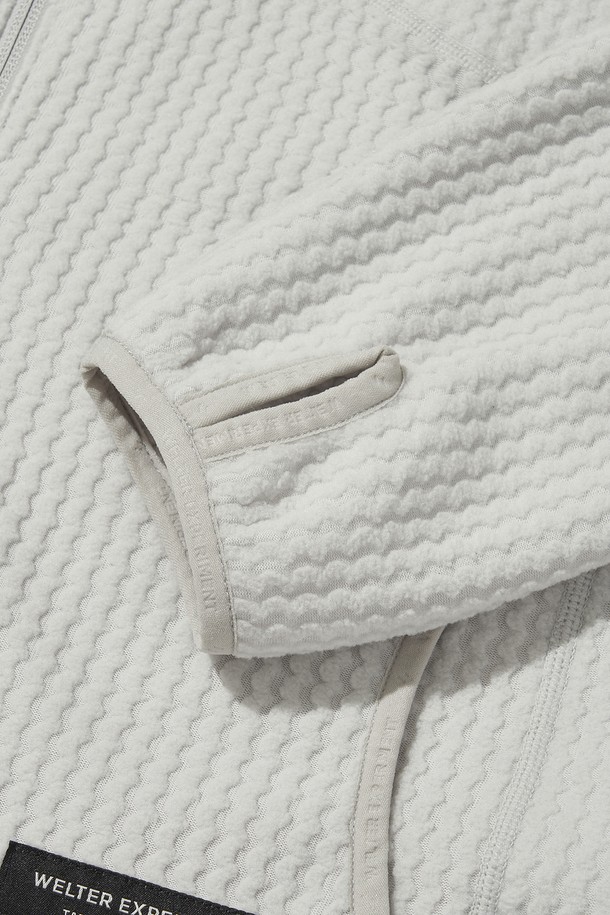 CALORA 플리스 풀 집_화이트는 등산, 아웃도어 활동은 물론 일상에서도 활용하기 좋은 플리스 재킷입니다. 부드러운 촉감의 플리스 소재와 두꺼운 두께감으로 뛰어난 보온성과 방풍 기능을 제공하며, 봄, 가을, 겨울 세 계절 모두 착용 가능합니다. 자카드 및 웨이브 패턴 디자인에 레귤러핏으로 제작되어 캐주얼, 스포티한 무드를 연출하며, 양면 브러싱 처리로 부드러움을 더했습니다. 가슴 포켓, 소매 핑거홀, 투웨이 지퍼, 3M 반사 소재 드로우스트링 등의 디테일이 돋보이며, 가을 나들이룩, 등산룩에 잘 어울립니다.
