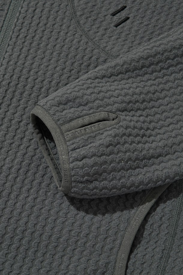 CALORA 플리스 풀 집업 (차콜)은 가을, 겨울철 일상과 아웃도어 활동에 적합한 플리스 자켓입니다. 부드러운 촉감의 폴리에스테르 플리스 소재로 제작되었으며, 보온성과 경량성을 갖춘 두꺼운 두께감의 레귤러핏 자켓입니다. 스포티, 캐주얼, 고프코어 스타일을 연출할 수 있으며, 자카드 패턴이 특징입니다. 가슴 포켓, 소매 손구멍 디테일, 밑단 드로우스트링, 투웨이 지퍼, 3M 반사 드로우스트링, 앞뒤 자수 로고, 반사 지퍼 풀러, 겨드랑이 무봉제, 3포켓 디자인 등 다양한 디테일이 돋보입니다. 등산룩, 가을 나들이룩, 겨울 데일리룩에 활용하기 좋습니다.
