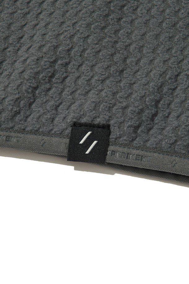 CALORA 플리스 후드 풀오버_차콜은 일상과 아웃도어 활동에 적합한 남녀 공용 후드 풀오버입니다. 봄, 가을, 겨울 계절에 착용하기 좋으며, 캐주얼 및 스포티한 스타일을 연출할 수 있습니다. 부드러운 촉감의 플리스 안감과 중간 두께감으로 보온성과 통기성을 동시에 갖췄습니다. 3D 자카드 구조, 양면 브러쉬드 플리스, 사이드 지퍼 디테일, 손가락 홀 커프스, 겨드랑이 무셋 디테일, 반사 지퍼 풀러, YKK 지퍼, 앞면 후드 자수 등의 특징을 가지고 있습니다. 등산룩, 캠핑룩, 겨울 데일리룩, 고프코어 스타일을 즐기는 분들께 추천합니다.
