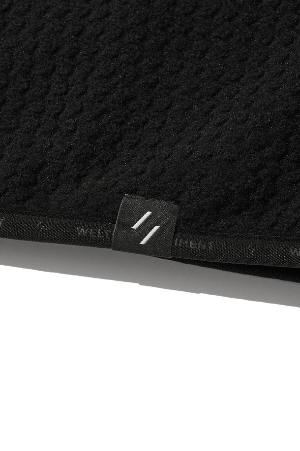 CALORA 플리스 후드 풀오버 블랙은 일상과 아웃도어 활동에 적합한 공용 후드티셔츠입니다. 봄, 가을, 겨울, 세 계절 모두 착용 가능하며, 스포티, 캐주얼, 고프코어 스타일을 연출할 수 있습니다. 3D 자카드 구조, 손가락 홀 디테일, YKK 지퍼, 리플렉티브 지퍼 풀러 등의 특징과 플리스 안감으로 보온성과 방풍 기능을 제공합니다. 레귤러핏, 긴소매, 후드 네크라인, 두꺼운 두께감과 부드러운 촉감으로 편안하게 착용 가능하며, 등산룩, 캠핑룩, 겨울 데일리룩으로 활용하기 좋습니다.
