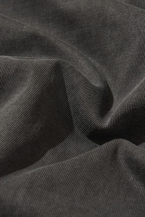 차콜 컬러의 OVERDYED TRAIL STITCH 롱 슬리브 티셔츠입니다. 부드러운 면 소재로 제작되었으며, 피그먼트 염색과 바이오워싱 처리로 빈티지하면서도 세련된 스타일을 연출합니다. 앞뒤 로고 프린트와 3-니들 5-스레드 커버스티치 디테일이 특징이며, 255gsm의 중량감으로 겨울 데일리룩에 적합합니다. 긴 소매 기장과 레귤러 핏으로 캐주얼, 클래식, 미니멀 룩을 즐길 수 있습니다. 내구성이 뛰어난 컬러감으로 오랫동안 착용할 수 있습니다.
