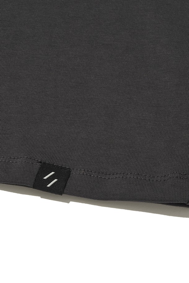 차콜 색상의 CONTRAST STITCH PANEL SLEEVES 티셔츠입니다. 캐주얼, 미니멀, 클래식 스타일을 추구하는 분들을 위한 제품으로, 일상과 산책 시 편안하게 착용할 수 있습니다. 280gsm의 두꺼운 면 소재로 제작되어 부드러운 촉감을 선사하며, 앞면 로고 프린트와 뒷면 아트워크 프린트가 특징입니다. 소매 패널 디자인과 대비 스티치 디테일이 돋보이며, 바이오워싱 처리로 완성도를 높였습니다. 라운드넥, 긴 소매, 레귤러 기장의 캐주얼 핏 티셔츠입니다.
