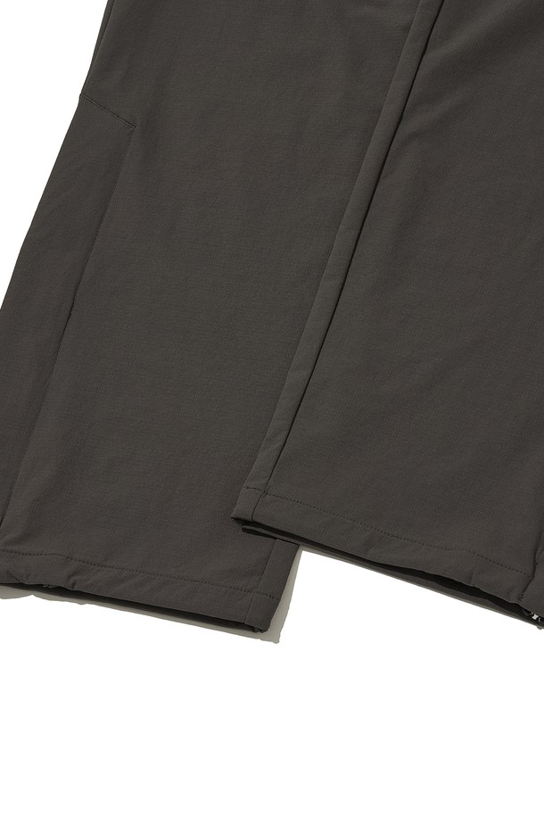 VENT HIKE+ PANTS_CHARCOAL (벤트 하이크 플러스 팬츠_차콜)는 하이킹, 등산, 일상에서 폭넓게 활용 가능한 공용 등산 바지입니다. 차콜 블랙 컬러의 무지 디자인으로, 스포티한 스타일을 연출하며, 간절기 및 겨울철에 적합합니다. 나일론과 폴리우레탄 혼방의 두꺼운 소재에 기모 안감을 더해 부드러운 촉감을 제공하며, 레귤러핏으로 편안한 착용감을 선사합니다. 방수, 통기, 보온 기능을 갖췄으며, 벤틸레이션 트임, 드로우스트링, 재귀반사 디테일 (프린트, 스티치, 지퍼)을 더해 기능성과 안전성을 높였습니다. 겨울 데일리룩, 캠핑룩 등 다양한 TPO (Time, Place, Occasion)에 맞춰 스포티, 고프코어, 캐주얼 스타일을 완성할 수 있습니다.
