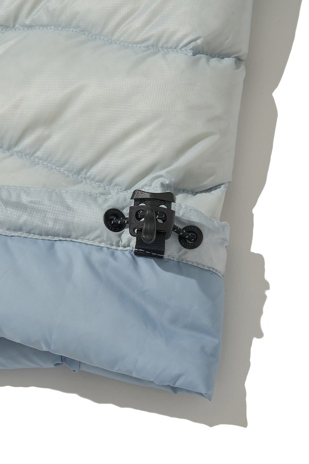 THERMOTRAIL LIGHTWEIGHT PERTEX 다운 재킷_라이트 그레이는 가볍고 따뜻한 겨울 및 환절기용 다운 재킷입니다. 700FP 덕다운 충전재와 발수, 방풍, 방수 기능을 갖춰 아웃도어 활동은 물론 일상에서도 활용하기 좋습니다. 레귤러핏으로 제작되었으며, 투웨이 지퍼와 후드 스트링, 밑단 스트링, 포켓 지퍼 디테일로 편의성을 높였습니다. 3M 리플렉티브 디테일로 야간에도 안전하며, 수납용 파우치가 포함되어 패커블하게 보관할 수 있습니다. 라이트 그레이, 블랙, 스카이 그레이 3가지 색상으로 출시되어, 여행, 등산, 캠핑 등 다양한 TPO에 스포티, 캐주얼, 미니멀 스타일로 연출하기 좋습니다.
