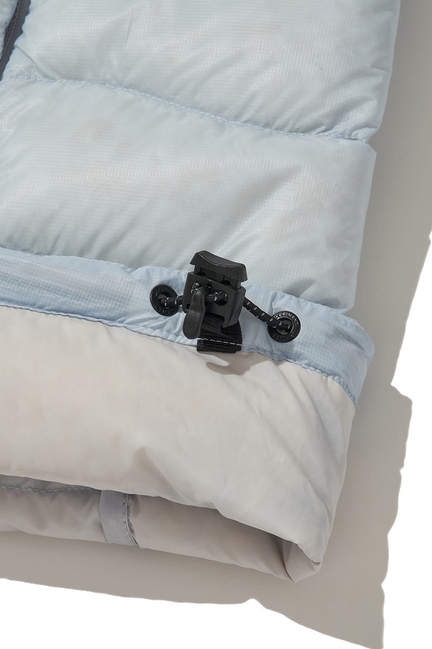 THERMOTRAIL LIGHTWEIGHT PERTEX DOWN 재킷_스카이 블루는 아웃도어 및 일상 활동에 적합한 남녀 공용 다운 재킷입니다. 스카이 블루, 블랙, 라이트 그레이 세 가지 색상으로 출시되었으며, 2-way 지퍼 여밈 방식과 레귤러핏으로 편안한 착용감을 제공합니다. 방수, 방풍 기능을 갖춘 경량 제품으로, 700FP 덕다운 충전재와 3M 리플렉티브 디테일이 특징입니다. 후드 스트링, 지퍼 포켓, 수납용 파우치를 포함하여 실용성을 높였으며, 여행룩과 스포티, 캐주얼, 미니멀 스타일을 모두 소화할 수 있습니다. 환절기 및 겨울철에 적합한 두꺼운 두께감의 긴소매 재킷입니다.
