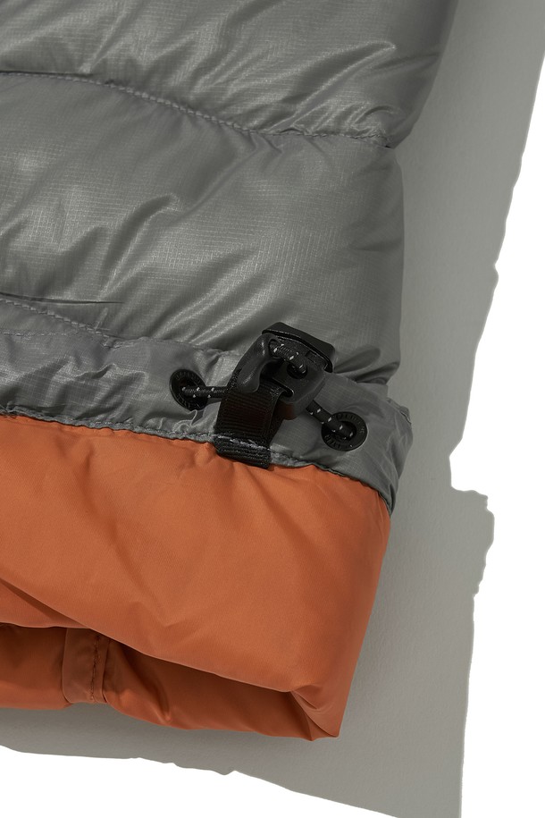 THERMOTRAIL LIGHTWEIGHT PERTEX DOWN 재킷_그레이는 남녀 모두 착용 가능한 다운자켓입니다. 뛰어난 방수, 방풍 기능을 제공하며, 700FP 덕다운 충전재와 PERTEX QUANTUM 원단을 사용하여 보온성과 가벼움을 동시에 잡았습니다. 간절기부터 겨울까지 폭넓게 활용 가능하며, 하이킹, 일상, 아웃도어 활동에 적합합니다. 3M 리플렉티브 스트링, 투웨이 지퍼, YKK 지퍼, 후드 등의 디테일로 기능성과 스타일을 모두 갖춘 레귤러핏의 다운 재킷입니다. 스포티, 캐주얼, 고프코어 스타일을 연출할 수 있습니다.
