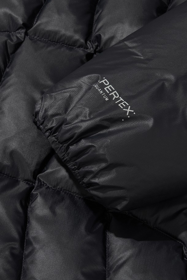 AIRQUILT (에어퀼트) 미드웨이트 PERTEX (퍼텍스) 다운 재킷_블랙은 등산, 아웃도어, 일상생활에서 활용하기 좋은 남녀 공용 다운 재킷입니다. 미니멀하고 스포티한 스타일로, 가을과 겨울에 따뜻하게 착용할 수 있습니다. PERTEX QUANTUM (퍼텍스 퀀텀) 리사이클 나일론 소재를 사용하여 방수, 방풍 기능을 갖췄으며, 700FP 덕다운 충전재로 보온성을 높였습니다. 퀄팅 디자인과 레귤러핏으로 제작되었으며, YKK 지퍼, 투웨이 지퍼, 3M 반사 스트링 후드 및 밑단 디테일로 기능성과 디자인을 모두 잡았습니다.
