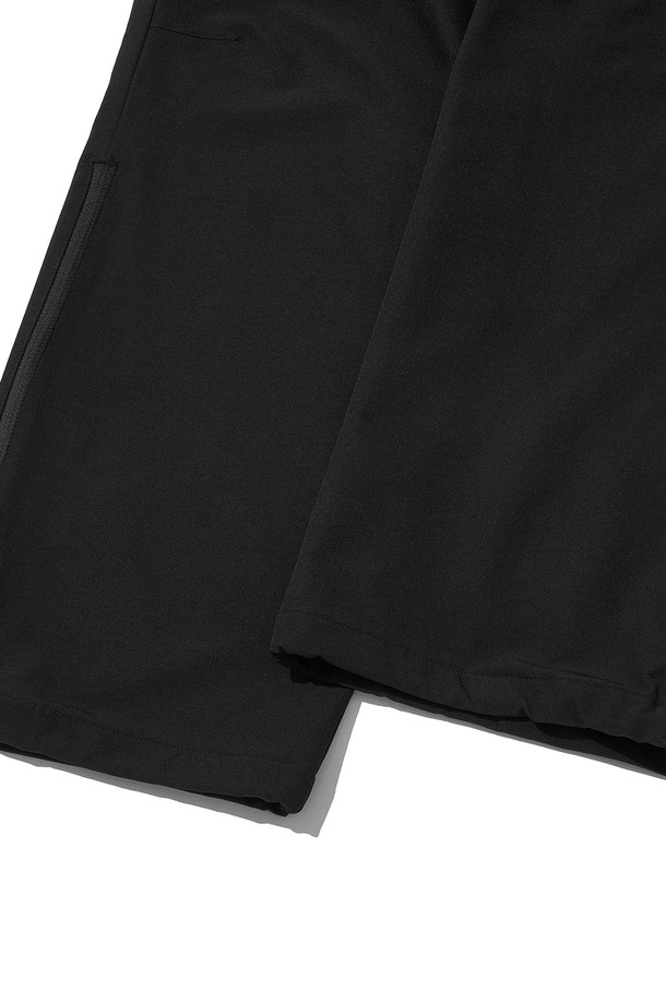KINETIC HIKE+ PANTS_BLACK (키네틱 하이크 플러스 팬츠_블랙)는 하이킹과 등산에 적합한 남녀 공용 등산 바지입니다. 봄, 가을, 겨울 계절에 착용 가능하며, 스포티한 스타일을 연출합니다. 블랙 및 그레이 색상으로 출시되었으며, 나일론과 폴리우레탄 혼방 소재로 제작되어 부드러운 촉감을 선사합니다. 레귤러 핏의 긴 기장 바지로, 안감은 플리스, 허리 밴딩 및 사이즈 조절 기능이 있습니다. 양쪽 지퍼 포켓, 밑단 통풍구, 무릎 다트 디테일, YKK 지퍼, 3M 반사 스트링, 반사 프린트, 로고 반사 프린트 등의 디테일이 돋보입니다.
