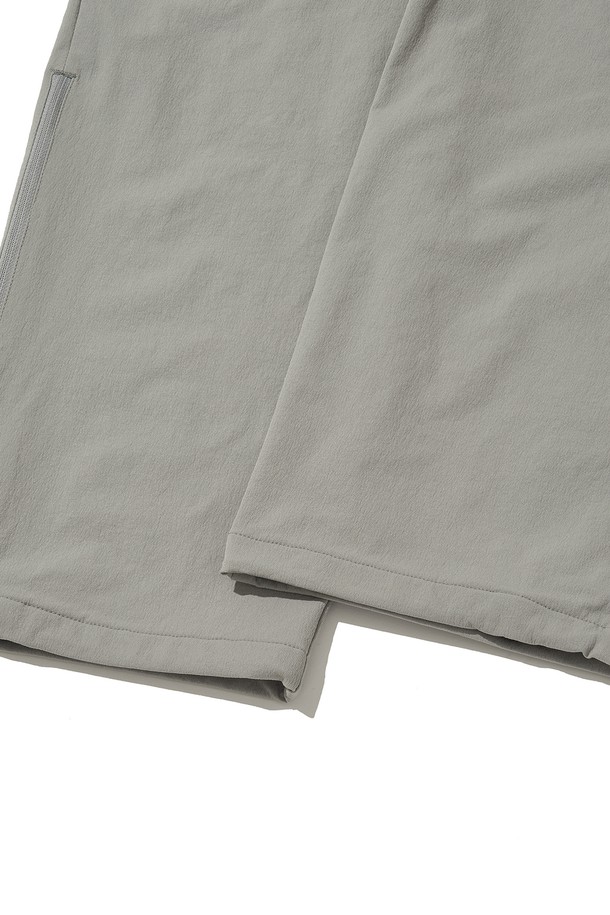 KINETIC HIKE+ PANTS (키네틱 하이크 플러스 팬츠)는 하이킹과 등산에 적합한 남녀 공용 등산 바지입니다. 라이트 그레이와 라이트 블랙 두 가지 색상으로 출시되었으며, 봄, 가을, 겨울 계절에 착용하기 좋습니다. 나일론과 폴리우레탄 혼방 소재로 제작되어 부드러운 촉감과 신축성을 제공하며, 방수 및 통기 기능으로 쾌적한 착용감을 선사합니다. 레귤러핏 디자인에 무릎 다트 컷, 양쪽 지퍼 포켓, 밑단 조절 기능, 3M 반사 드로우스트링, 반사 로고 프린트, 반사 지퍼 풀러 등 다양한 디테일이 돋보입니다. 플리스 안감 처리로 보온성을 높였으며, 스포티, 고프코어, 캐주얼 스타일의 등산룩, 캠핑룩, 가을 나들이룩에 활용하기 좋습니다.
