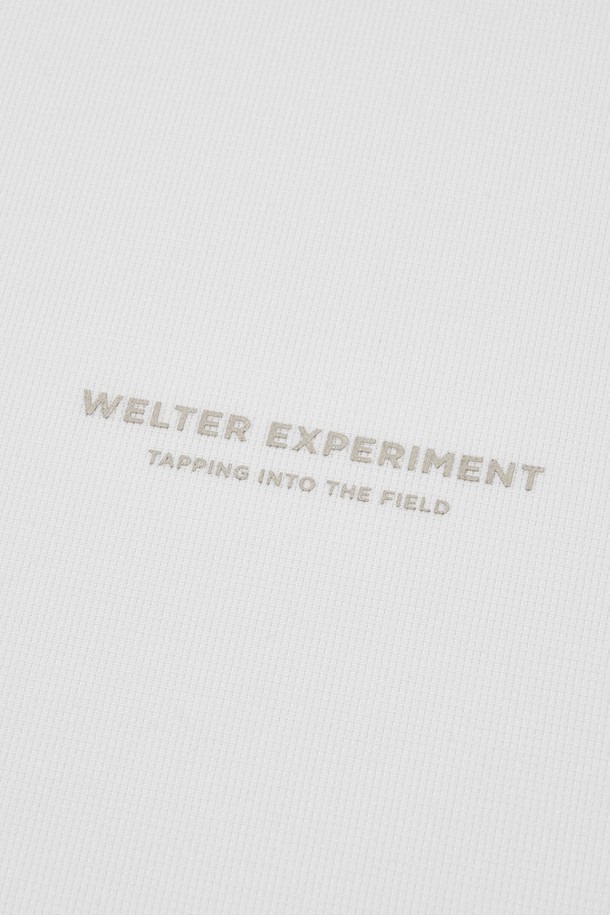 브리사 풀오버 후디_화이트는 남녀 공용으로, 스포츠 및 일상에서 모두 활용 가능한 후드티셔츠입니다. 가볍고 시원한 착용감을 제공하는 얇은 두께의 폴리에스테르 소재로 제작되었으며, UV 차단, 속건, 냉감 기능을 갖춰 쾌적함을 유지합니다. 에어로울 기능성 소재와 심리스 커팅 기법, 소매단 손구멍, 겨드랑이 및 후드 뒷면 통기성 디테일이 특징입니다. 스포티, 캐주얼, 미니멀한 스타일을 연출하며, 피트니스룩과 러닝룩에 적합합니다.
