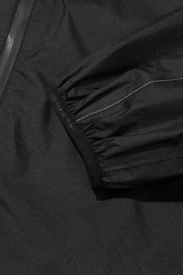 VETRA (베트라) 윈드브레이커 재킷_블랙은 등산, 아웃도어 활동은 물론 일상에서도 활용하기 좋은 공용 윈드브레이커입니다. 봄, 여름, 가을 세 계절에 걸쳐 착용 가능하며, 얇고 가벼운 나일론 소재로 제작되어 편안한 착용감을 제공합니다. 방수, 방풍 기능을 갖춰 변덕스러운 날씨에도 쾌적하게 활동할 수 있으며, 통기 기능으로 땀을 빠르게 배출합니다. 후드 드로우스트링, 밑단 드로우스트링, 겨드랑이 벤틸레이션, 방수 지퍼, 지퍼 포켓 등의 디테일로 기능성을 더했으며, 스포티, 고프코어, 캐주얼 스타일을 연출할 수 있습니다. 재귀반사 기능으로 야간 활동 시 안전성을 확보했습니다.
