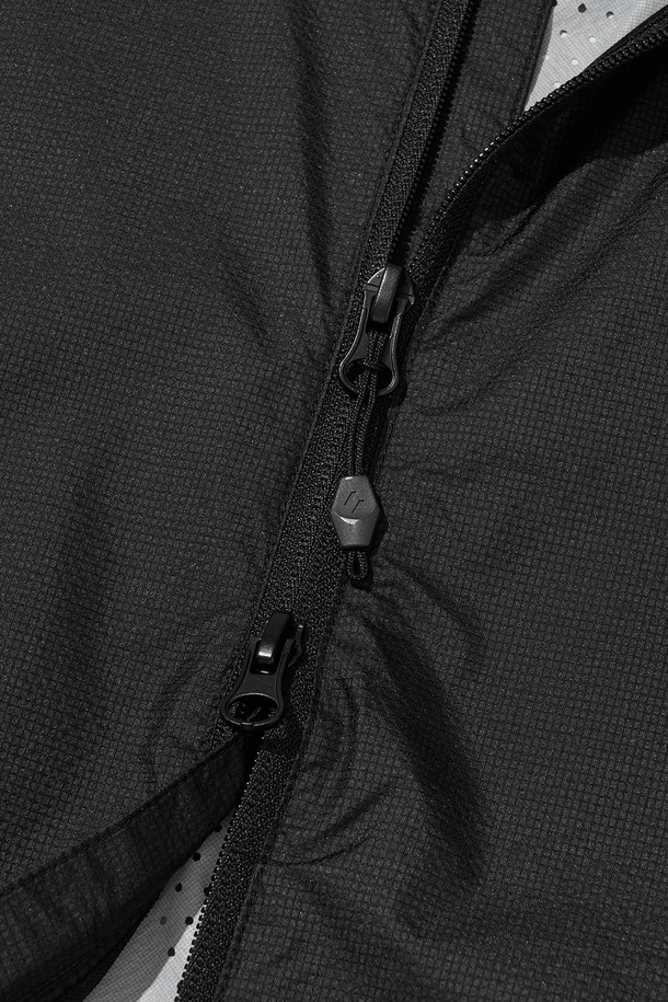 SYLPHID (실피드) 통기성 윈드브레이커 재킷_블랙은 등산, 하이킹, 일상에서 활용하기 좋은 공용 윈드브레이커입니다. 미니멀하고 스포티한 스타일의 무지 디자인으로, 봄, 여름, 가을 계절에 착용하기 적합합니다. 얇고 부드러운 나일론 소재로 제작되었으며, 레귤러 핏과 레귤러 기장으로 편안한 착용감을 선사합니다. 후드 드로우스트링, 밑단 드로우스트링, 소매 핑거홀, 재귀반사 프린트, 양방향 지퍼, 등판 및 겨드랑이 벤틸레이션과 같은 다양한 기능이 돋보입니다. 발수 및 방풍 기능과 경량 설계로 쾌적함을 유지하며, 등산룩, 여행룩, 캐주얼 스타일을 연출할 수 있습니다.
