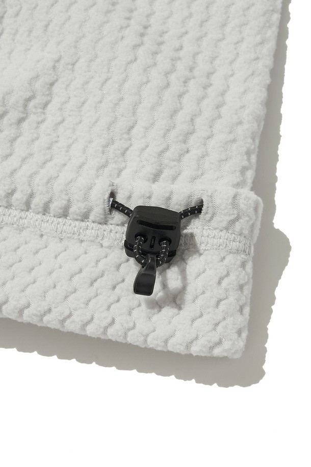 CALORA 플리스 풀 집_화이트는 등산, 아웃도어 활동은 물론 일상에서도 활용하기 좋은 플리스 재킷입니다. 부드러운 촉감의 플리스 소재와 두꺼운 두께감으로 뛰어난 보온성과 방풍 기능을 제공하며, 봄, 가을, 겨울 세 계절 모두 착용 가능합니다. 자카드 및 웨이브 패턴 디자인에 레귤러핏으로 제작되어 캐주얼, 스포티한 무드를 연출하며, 양면 브러싱 처리로 부드러움을 더했습니다. 가슴 포켓, 소매 핑거홀, 투웨이 지퍼, 3M 반사 소재 드로우스트링 등의 디테일이 돋보이며, 가을 나들이룩, 등산룩에 잘 어울립니다.
