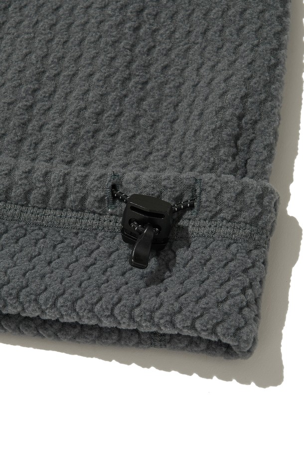 CALORA 플리스 풀 집업 (차콜)은 가을, 겨울철 일상과 아웃도어 활동에 적합한 플리스 자켓입니다. 부드러운 촉감의 폴리에스테르 플리스 소재로 제작되었으며, 보온성과 경량성을 갖춘 두꺼운 두께감의 레귤러핏 자켓입니다. 스포티, 캐주얼, 고프코어 스타일을 연출할 수 있으며, 자카드 패턴이 특징입니다. 가슴 포켓, 소매 손구멍 디테일, 밑단 드로우스트링, 투웨이 지퍼, 3M 반사 드로우스트링, 앞뒤 자수 로고, 반사 지퍼 풀러, 겨드랑이 무봉제, 3포켓 디자인 등 다양한 디테일이 돋보입니다. 등산룩, 가을 나들이룩, 겨울 데일리룩에 활용하기 좋습니다.
