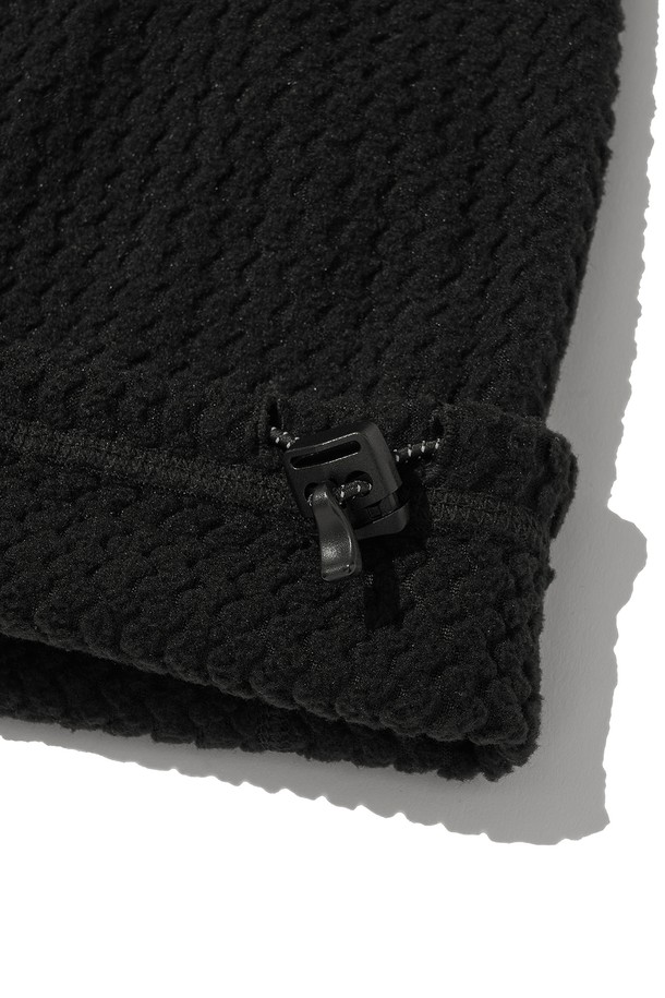 **CALORA FLEECE FULL ZIP_BLACK (칼로라 플리스 풀 집_블랙)**은 일상, 아웃도어, 하이킹에 적합한 공용 플리스 재킷입니다. 3D 자카드 웨이브 패턴과 양면 브러싱 처리로 부드러운 촉감을 선사하며, 보온, 방풍 기능을 갖춘 두꺼운 두께감의 폴리에스테르 소재로 제작되었습니다. 레귤러 핏에 긴 소매, 집업 여밈 방식, 소매 손가락 홀, 겨드랑이 무봉제 디테일, 투웨이 지퍼, 3M 반사 스트링, 로고 자수, 반사 지퍼 풀러, 로고 패치 가슴 포켓 등 다양한 특징을 더했습니다. 블랙, 화이트, 차콜 세 가지 색상으로 출시되었으며, 스포티, 캐주얼, 고프코어 스타일을 연출할 수 있습니다. 등산룩, 캠핑룩, 겨울 데일리룩으로 활용하기 좋습니다.
