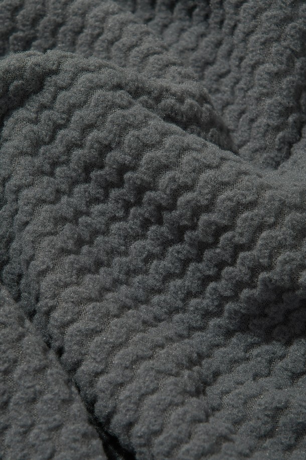 CALORA 플리스 후드 풀오버_차콜은 일상과 아웃도어 활동에 적합한 남녀 공용 후드 풀오버입니다. 봄, 가을, 겨울 계절에 착용하기 좋으며, 캐주얼 및 스포티한 스타일을 연출할 수 있습니다. 부드러운 촉감의 플리스 안감과 중간 두께감으로 보온성과 통기성을 동시에 갖췄습니다. 3D 자카드 구조, 양면 브러쉬드 플리스, 사이드 지퍼 디테일, 손가락 홀 커프스, 겨드랑이 무셋 디테일, 반사 지퍼 풀러, YKK 지퍼, 앞면 후드 자수 등의 특징을 가지고 있습니다. 등산룩, 캠핑룩, 겨울 데일리룩, 고프코어 스타일을 즐기는 분들께 추천합니다.
